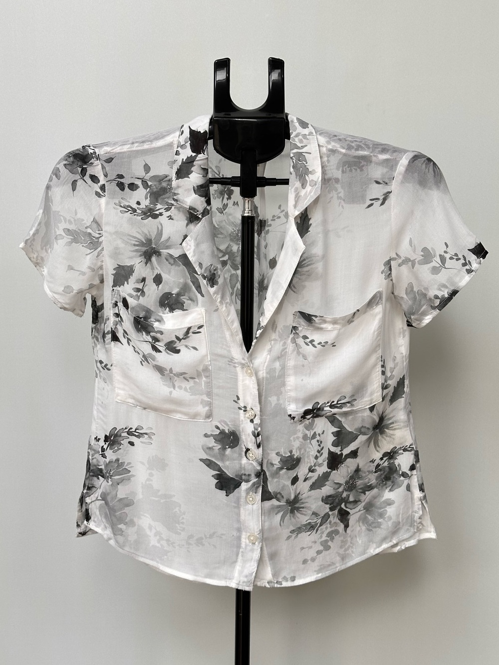 Cloth & Stone Anthropologie Women’s Floral Gray Button Up Shirt Blouse Size PXXS